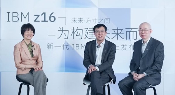 IBM杰出工程師程靜 (左一)、IBM大中華區(qū)主機與LinuxONE總經(jīng)理李航（左二）、IBM 中國主機首席技術專家李洪濤（左三）