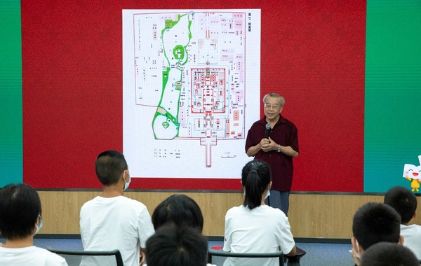 國家博物館終身研究館員齊吉祥向孩子們講述北京中軸線