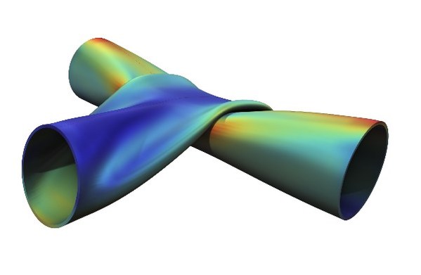 在COMSOL (R) 6.1 版本中使用新方法進(jìn)行接觸分析。仿真結(jié)果顯示了兩個(gè)金屬管的應(yīng)力和變形。