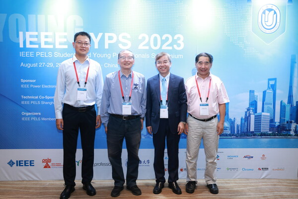 章進(jìn)法博士（右二）與IEEE PELS副主席徐德鴻（左二）、IEEE PELS SYPS 2023共同大會(huì)主席汪飛（左一）以及原上海電源學(xué)會(huì)理事長(zhǎng)湯天浩（右一）合影。