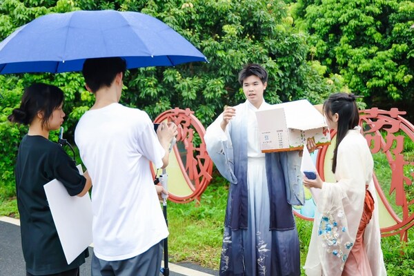 直播達人在直播平臺上進行增城荔枝銷售