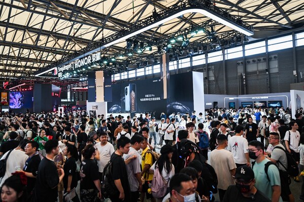 亮相ChinaJoy2024，榮耀以輕薄折疊屏引領(lǐng)游戲體驗(yàn)新風(fēng)潮