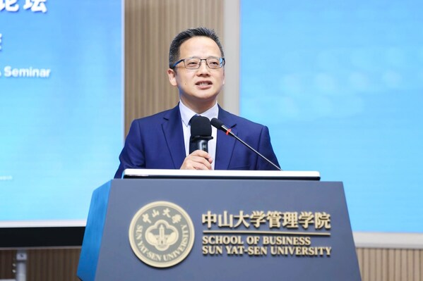 中山大學管理學院副院長李煒文教授致開幕辭